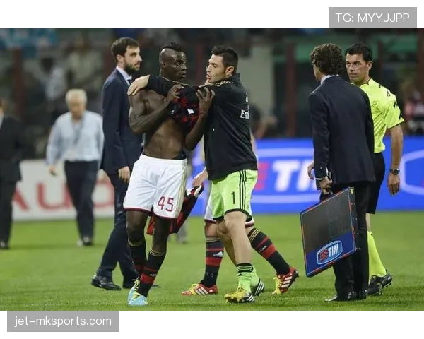 巴洛特利又在更衣室放烟花了？这哥们到底拿了多少年薪才敢这么玩